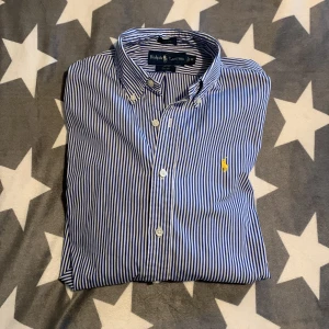 Ralph Lauren Skjorta - Snygg skjorta från Ralph Lauren! 10/10 skick, storlek M (slim fit). Hör av dig vid funderingar och fler bilder!🙌