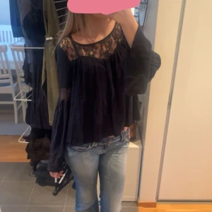 Marinblå blus  - Säljer en superfin marinblå blus från Abercrombie & Fitch i storlek S. Den har vida ärmar och vackra spetsdetaljer vid axlarna och över bröstet och vid ryggen. Perfekt för både vardag och fest! Endast använd fåtals gånger!💕