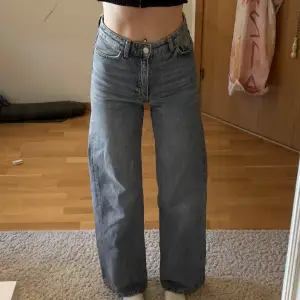 Blåa monki jeans i storlek XS (34) Väldigt fin kvalite, inga slitage osv  Längd från topp till tå: 103 cm Midjans längd: 34 cm