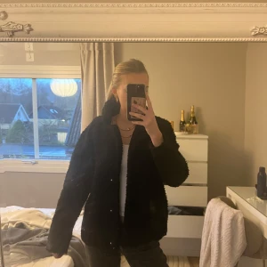 Svart teddyjacka - Jättesnygg svart teddyjacka 🩷