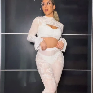 Vit spetsblus och leggings | OANVÄND  - Säljer en superfin vit spetsblus med tillhörande leggings. Perfekt för fest eller en utekväll! Blusen och leggingsen är genomskinliga och har ett elegant mönster som ger en lyxig känsla. Passar S och M.