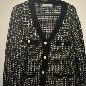 Söt kofta - Säljer en elegant svartvit rutig kofta i S/M. 