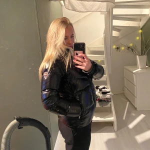 Svart pufferjacka från Colmar - Säljer en snygg svart pufferjacka från Colmar i mycket bra skick. Jackan är perfekt för vintern med sin glansiga yta och varma vaddering. Den har en dragkedja framtill och långa ärmar. Passar perfekt för kalla dagar och ger en stilren look. Storleken sitter som en S dam