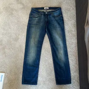 Säljer ett as feta blå jeans från Acne Studios i modellen Ace/Stretch Vintage. De är i bra skick och har en klassisk straight/slim fit. 33/34 men sitter sitter som 32/32