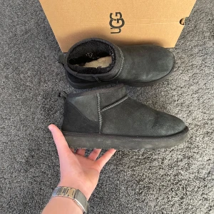 Uggs low - Svarta uggs i den lite lägre modellen | Skick 7/10, använda i 1 säsong | Storlek EU 41 | Box följer såklart med | Hör av dig vid ytterligare frågor⚜️