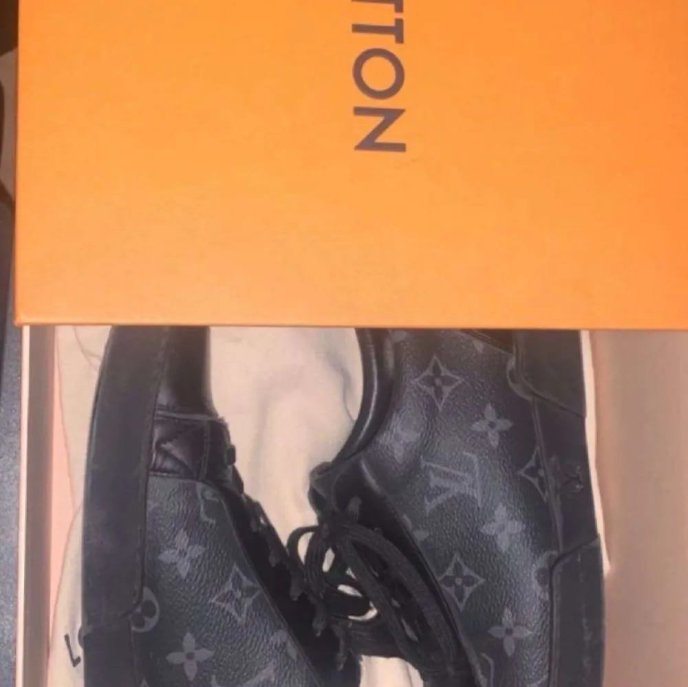 Säljer ett par svarta äkta Louis Vuitton sneakers i skinn med det klassiska monogrammönstret. Nästan helt oanvända och man får med sig kartongen. Kostar egentligen 12 000kr säljer för 5000kr.. Skor.