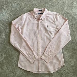 Ralph Lauren Rosa och blå skjorta  -  Make an offer for a quick deal! A classic Ralph Lauren shirt, perfect for old money style. Feel free to ask about measurements and other questions! 