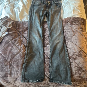 Bootcut jeans - Jätte fina gråa Bootcut jeans från hm bara använt en halv dag men dom är tyvärr för små!