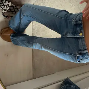 Säljer ett par snygga blå jeans i bootcut💙💙 dom är lågmidjade och sitter så snyggt! Storlek 11-12, jag är 159 och dom passar bra💖💖