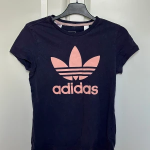 Adidas T-shirt - 12-13Y, använd några gånger, ser ut som ny, Adidas märke