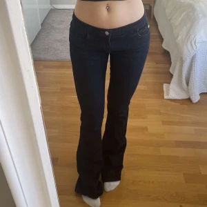 Vintage utsvängda jeans - Säljer ett par snygga mörkblå bootcut jeans från miss sixty! Aldrig använda eftersom de är för långa för mig. Skulle säga att de motsvarar Xs-S💗💗midjemåttet 35, innerbensmåttet 83 cm