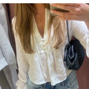 Zara blus  - Säljer denna fina blusen från zara i jätte bra skick. Använd ca 3 gånger. Storlek Xs