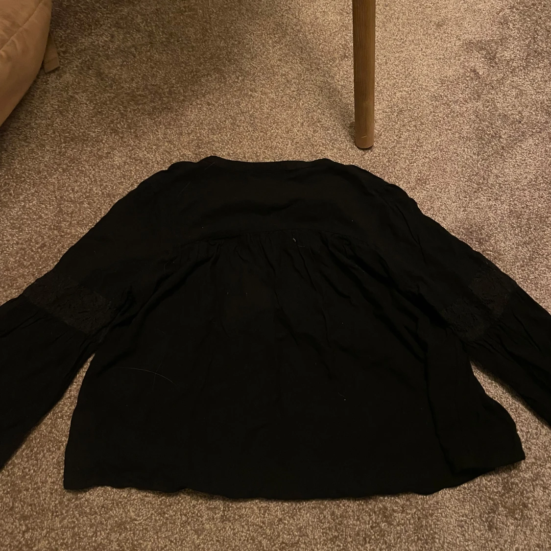 Svart blus med spetsdetaljer - 90