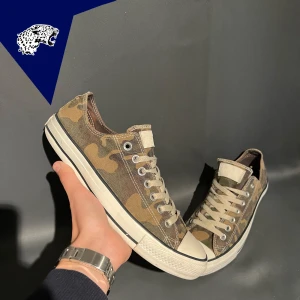 CAMO CONVERSE CHUCK TAYLOR - Feta Converse Chuck Taylor All Star i camo | Skick: 8,5/10 | Strl: Står 42 men passar 43 | Hör av dig om du undrar någonting!