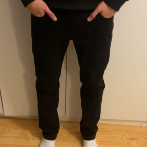 Levi's jeans - Säljer ett par svarta Levi's 514 jeans i mycket bra skick. De har en klassisk straight passform, W30/L32. Nyskick använd ett fåtal gånger. Nypris 800 mitt pris 300