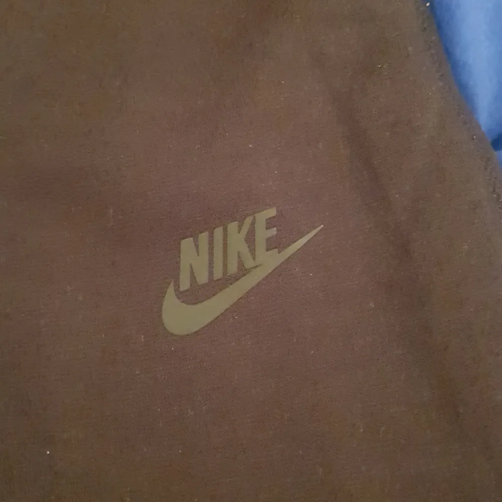 Säljer ett par svarta mjukisbyxor från Nike i storlek M. Byxorna har en dragkedja på sidan och snörning i midjan för bästa passform. Perfekta för en avslappnad stil eller träning. De är i mycket bra skick och redo för nya äventyr! Passar både M och l!. Jeans & Byxor.