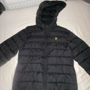 Svart dunjacka från Lyle & Scott - Säljer en svart dunjacka från Lyle & Scott i storlek 12/13 år. Perfekt för vintern. Den är i mycket bra skick och jag har ont använt den så mycket❤️🥰