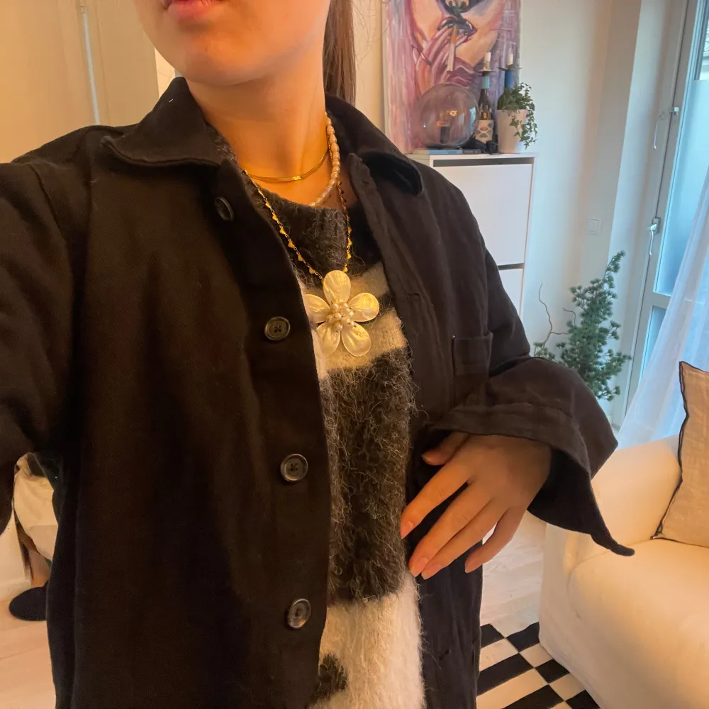 Säljer en svart overshirt från 157 i 100% bomull. Den har en klassisk krage och knappar framtill. Perfekt för höst och vår, med en normal passform som funkar till det mesta. Grym att ha över en tröja eller som tunn jacka. Storlek S men sitter ungefär som en oversized M. Takit.