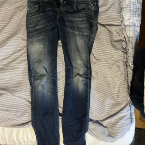 Mörkblå Replay Anbass hyperflex  - Säljer mina Replay anbass då jag vuxit ur dom. Väldigt jeans som är sjukt bekväma och snygga som dessutom gick att kombinera med alla möjliga färger. Jeansen är hyperflex så dom är extra stretchiga men fortfarande håller anbass jeansens vanliga slim fit passform. Jeansens är köpta på NKs butik NK man och nypriset ligger på 1700kr
