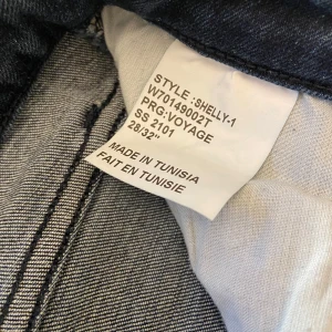 Mörkblå jeans från Tiger of Sweden - Säljer ett par snygga mörkblå jeans från Tiger of Sweden i modellen Shelly-1. De är i bra skick och har en tight passform som sitter perfekt. Jeansen är tillverkade i Tunisien och har en klassisk design med fem fickor och dragkedja. Perfekta för både vardag och fest!
