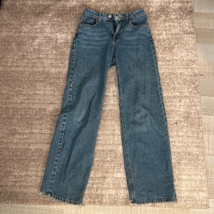 Blå baggy jeans  - Säljer ett par blå jeans i bra skick med en loose passform. De har en hög midja. Den är lite slitet längst ner på benen men det syns inte när dem är på