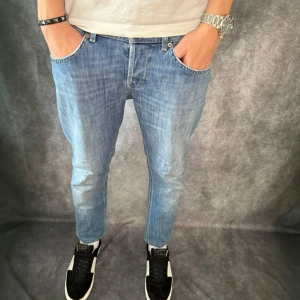 DONDUP GEORGE JEANS  - // Dondup George jeans | storlek w34 fits 33, benlängd: 87cm, midjemått: 42cm | Nypris runt 4000 | Kontakta för fler frågor eller funderingar // Deluxecloset 