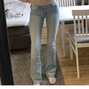 Ljusblå bootcut jeans - Säljer ett par ljusblå bootcut jeans i mycket bra skick. De är lågmidjade med riktigt cool wash. Säljer då de är för första för mig 🙌💓