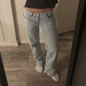 Ljusblå jeans - Perfekta stockholmsstil, trendiga raka/vida lågmidjade jeans jag säljer då jag har två likadana par, fint skick med uppklippt (3 cm) slits vid fotändan🩷 Jag är 170cm lång och de är lite långa på mig! Skriv för fler bilder eller funderingar