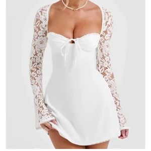 Studentklänning  - Säljer en helt oöppnad fin studentklänning som jag aldrig använde. Super fin passform, men är liten i storleken. Denna är en M och passar mig som vanligtvis är S. Det finns knytning i ryggen vilket gör att man kan ändra hur man vill ha passform. Skriv privat för fler bilder, priset går att diskutera.  