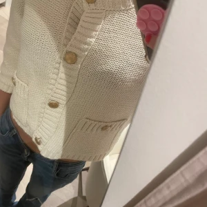 Vit stickad kofta från Zara (LAPP KVAR) - Säljer en superfin vit stickad kofta från Zara i helt nytt skick. Den har snygga guldknappar och två fickor fram. Har varit även slutsåld i ett bra tag. ⭐️💕