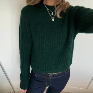 Mörkgrön ulltröja - Superfin stickad tröja i ullblandning från bikbok🥰 sparsamt använd 