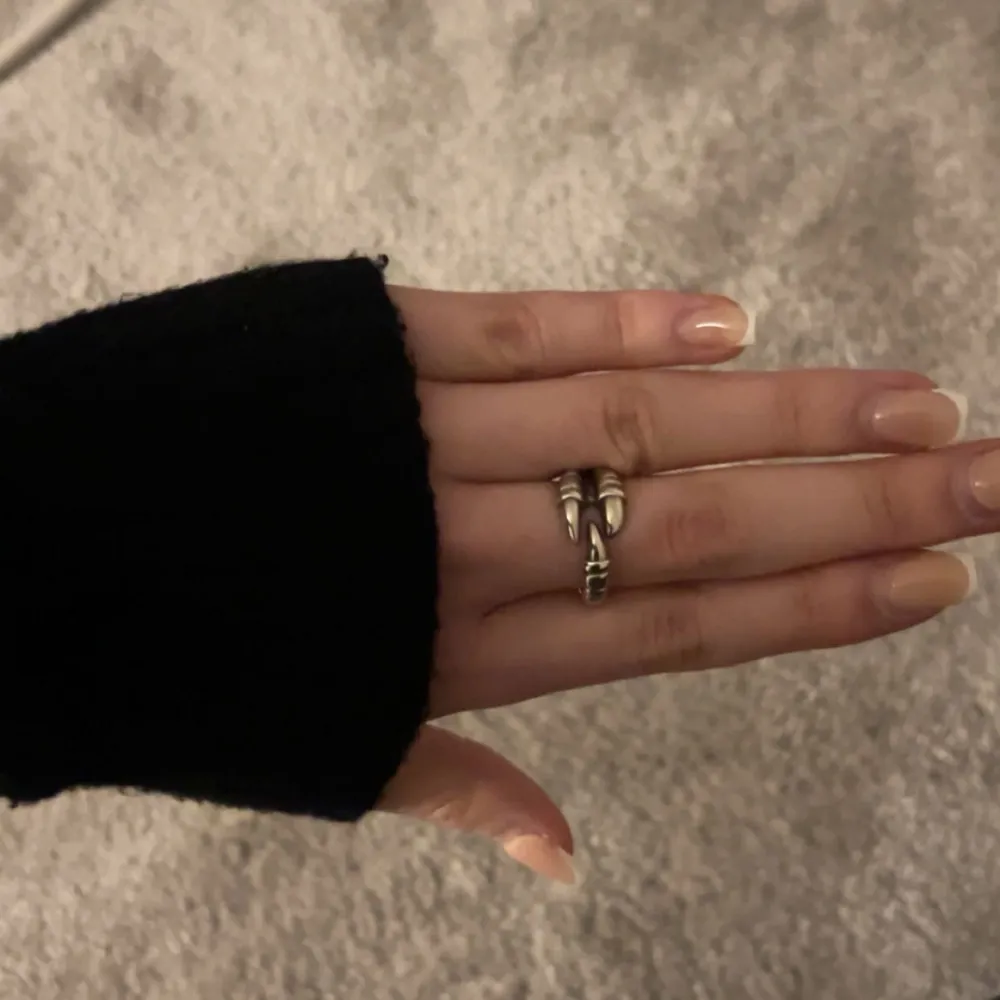 Säljer min Claw ring från Maria Nilsdotter i silver. Storlek 18! Den är i väldigt bra skick, den har blivit lite mörkare i färgen men det går enkelt att putsa. Den har aldrig varit i kontakt med vatten osv. Ordinarie pris: 3995kr. Nypris: 3000kr. Accessoarer.