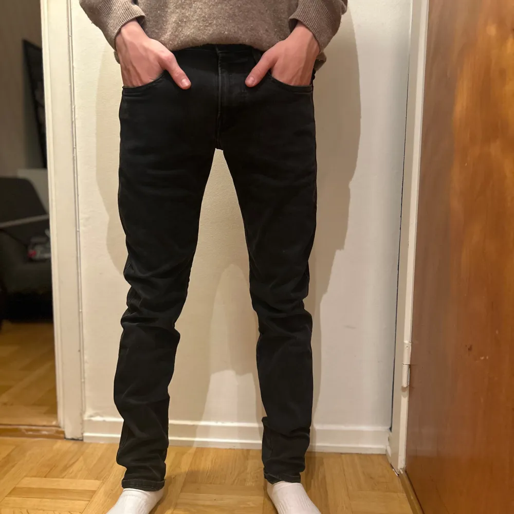 Säljer dessa riktigt feta replay jeansen W29 L32. Passar dig perfekt som är runt 175cm. Hör av er vid frågor!. Jeans & Byxor.