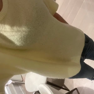 Gul stickad tröja - Säljer en superfin gul stickad tröja Den har en normal passform och korta ärmar. Tröjan är i bra skick, använd fåtal gånger. 🌼från pretty wine