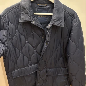 Mörkblå quiltad jacka - Säljer min jacka från Signal, köpt i våras för 2300kr, säljer pga för stor. 