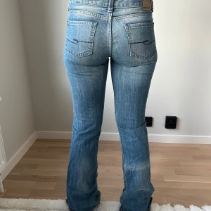 Lågmidjade jeans - Svinsnygga jeans! De är ganska långa så därav har de gått sönder lite längst ner (se sista bilden). Går att klippa bort. Annars toppen skick! Tjejen på bilden är 165cm