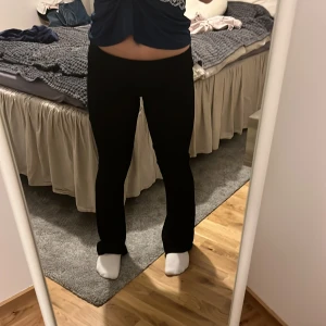 Svarta yogapants  - Säljer ett par svarta yogapants i bra skick. De har en tight passform och är perfekta för både vardag och fest. Byxorna är låga och har en stilren design som passar till det mesta. Perfekta för höst och vinter!