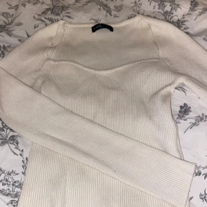 Krämvit ribbad tröja från SHEIN - Säljer en superfin krämvit ribbad tröja från SHEIN. Den har en snygg passform med långa ärmar och är perfekt för både höst och vår. Tröjan är i mycket bra skick och passar till alla tillfällen. Storleken är borta men skulle gissa på S💕