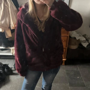 Vinröd pälsjacka  - Superfin och mysig vinröd pälsjacka med dragkedja och luva❤️ står ingen stl men passar nog XS-M!