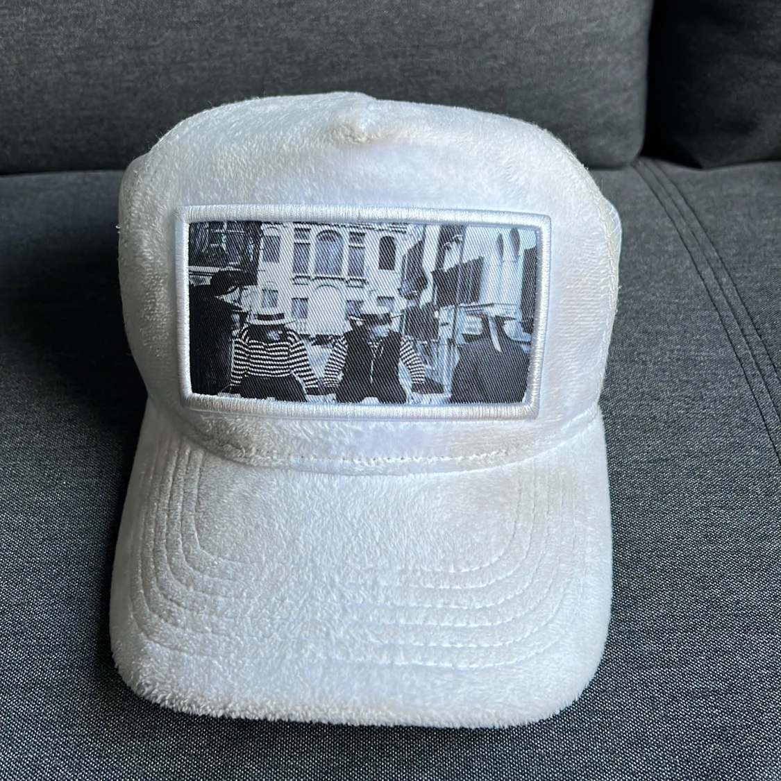 Vit keps med tryck.Emiliopendenza