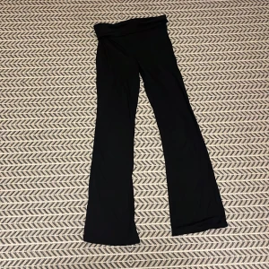 Svarta byxor från Gina Tricot - Säljer ett par svarta yogapants från Gina Tricot i storlek 158/164. De har en snygg bootcut-stil som ger en trendig look. Perfekta för både vardag och fest! 🖤bara testade säljer på grund av fel storlek 💕