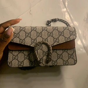 handväska  - Säljer en snygg handväska i mycket bra skick. Väskan    Har en elegant metallspänne framtill. Perfekt för både vardag och fest! 👜✨