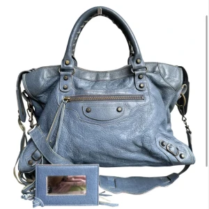 Balenciaga City bag  - Säljer min belenciaga väska i så fin blå färg 😊Jag köpte den på vestiere collective, äkthetsbevis finns och dustbag!! Skriv om du vill ha fler bilder💘💘 väskan är i bra skick för att vara så gammal, men just på framsidan är den lite sliten, syns på andra bilden!!
