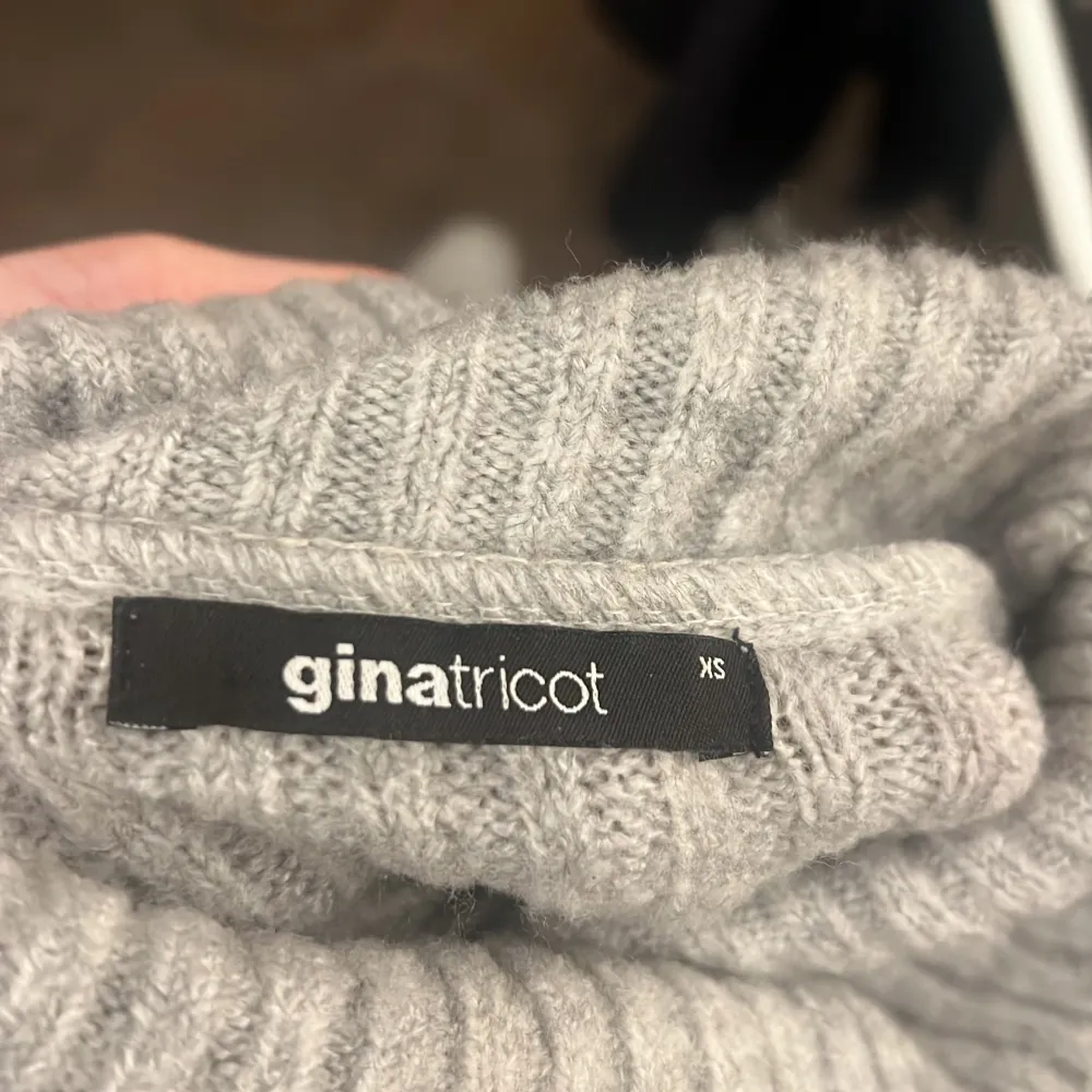 Mysig grå polotröja i ribbat material, perfekt för kyliga dagar. Den har en avslappnad passform och långa ärmar som ger en skön känsla. Perfekt för både vardag och mysiga hemmakvällar. 🧶. Tröjor & Koftor.