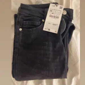 Säljer ett par helt nya snygga svarta bootcut jeans i storlek 36