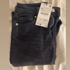 Svarta jeans - Säljer ett par helt nya snygga svarta bootcut jeans i storlek 36