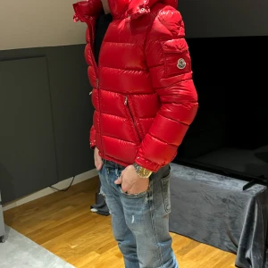 Moncler maya - Tja säljer denna tvär feta moncler maya i röd och i storlek 14y men sitter större helt äkta såklart han på bilden är 172.