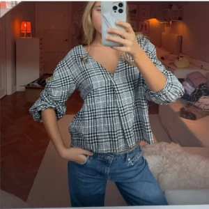 Rutig blus med v-ringning - Säljer en superfin rutig blus med v-ringning och trekvartsärmar❤️❤️