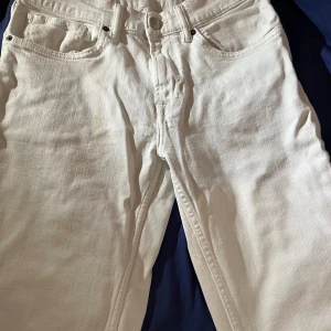 Beige jeansbyxor - Säljer ett par snygga vita jeansbyxor ifrån zara i bra skick. De har en klassisk femficksdesign och är perfekta för både vardag och fest. Byxorna har en normal passform och är tillverkade i slitstarkt denim. Perfekta för höst och vår!