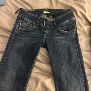 low wait jeans, mörkblåa i stl xs, flare. säljs pga de inte används längre. vid intresse/frågor/mer bilder skriv privat!